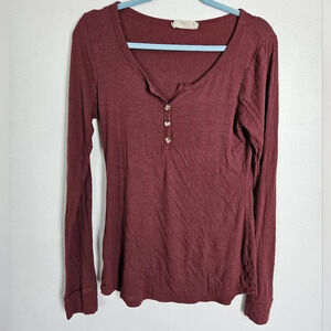 Ribbed long sleeve vneck shirt in‎ marsala size medium